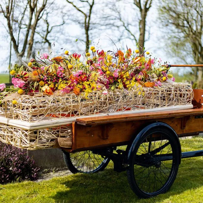 persoonlijke kist wilgenmand uitvaart beerenberg afscheid met bloemen 3 e1645013183943 persoonlijke kist wilgenmand uitvaart beerenberg afscheid met bloemen 3 e1645013183943